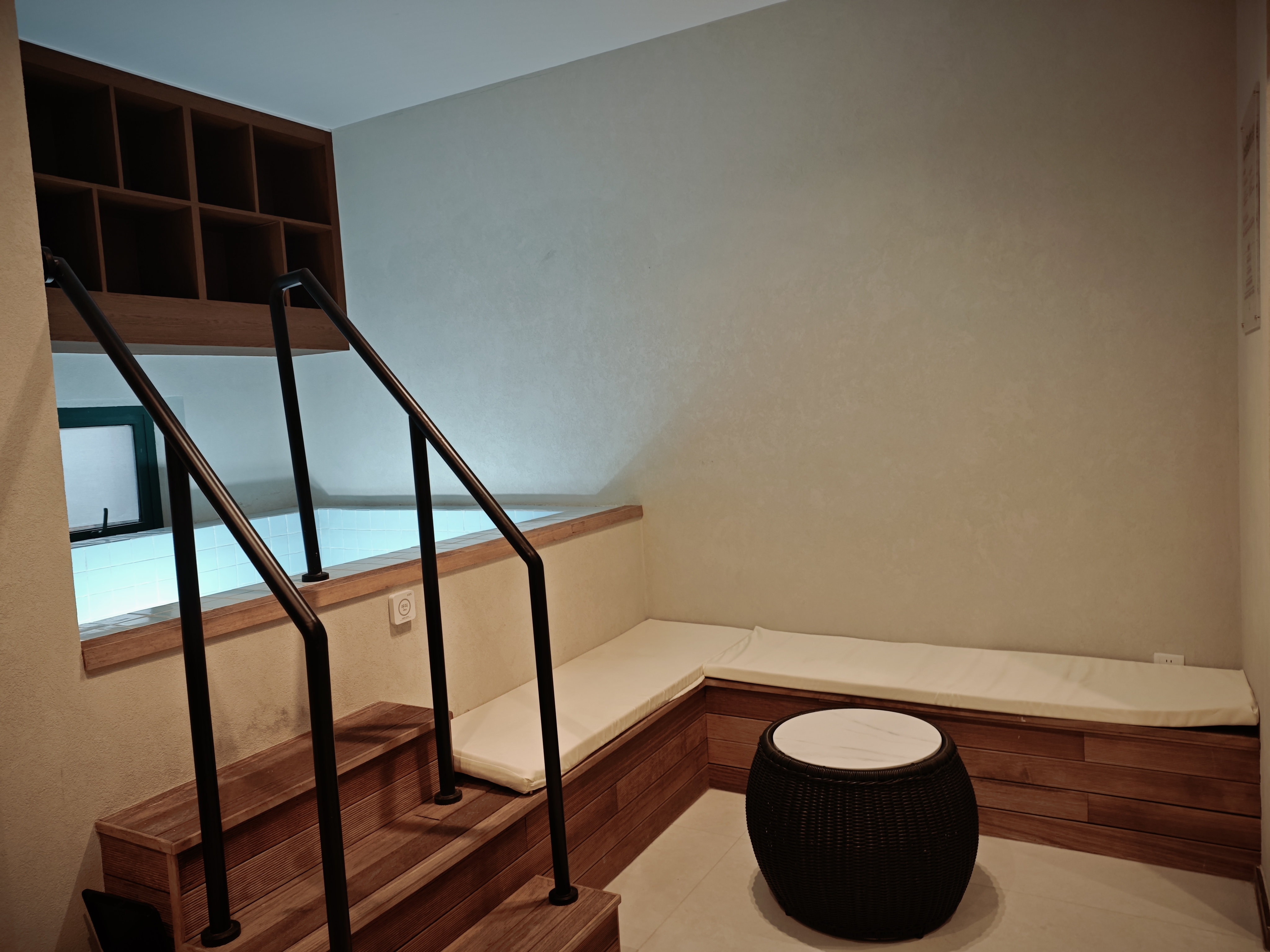 Private suite contrast therapy area
